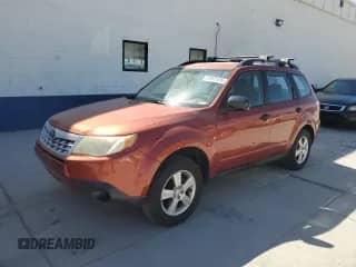 2011 Subaru Forester X z VIN JF2SHABC3BG703456, wystawiony jako Copart lot #66905575 z przebiegiem 153 129 mil mil oraz Czysty tytuł • Clean title. Historia ofert i sprzedaży dostępna na DreamBid. Obrazek 1.