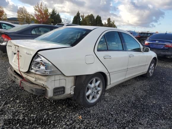 2004 Mercedes-Benz C 240 with VIN WDBRF81J04F526447, listed as a Copart auction lot 76088664 with 132,319 mi miles and Salvage title. Bid and sale history available at DreamBid. Image 3.
