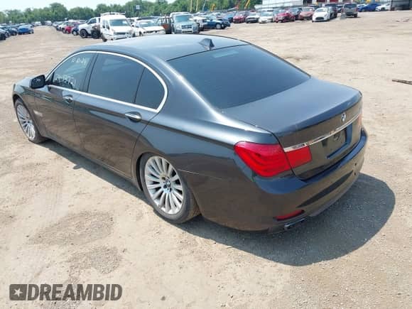 2012 BMW 7 Series 750Li xDrive z VIN WBAKC8C59CC436545, wystawiony jako IAAI lot #42438798 z przebiegiem Nie podano mil oraz . Historia ofert i sprzedaży dostępna na DreamBid. Obrazek 3.