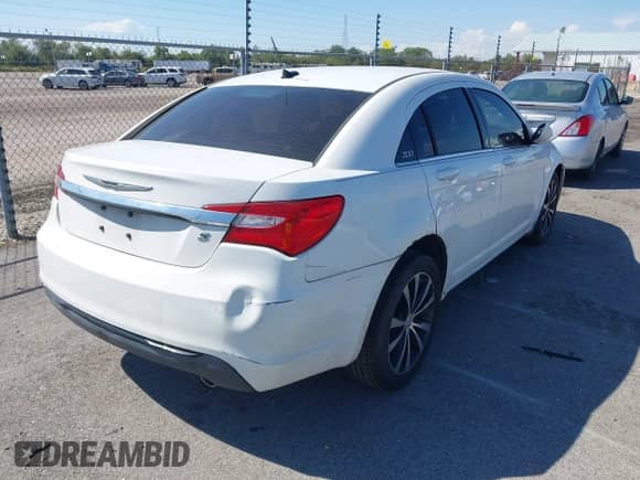 2013 Chrysler 200 Touring z VIN 1C3CCBBG2DN745890, wystawiony jako IAAI lot #43345445 z przebiegiem 140 084 mil mil oraz . Historia ofert i sprzedaży dostępna na DreamBid. Obrazek 4.