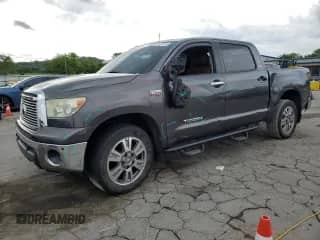 2013 Toyota Tundra Limited с VIN 5TFHW5F14DX274751, выставлен на аукционе Copart как лот 54527715 с пробегом 273 363 миль миль и Чистый • Clean title. История ставок и продаж доступна на DreamBid. Изображение 1.