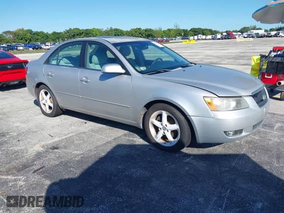 2008 Hyundai Sonata SE z VIN 5NPEU46FX8H388379, wystawiony jako IAAI lot #43438541 z przebiegiem 107 320 mil mil oraz . Historia ofert i sprzedaży dostępna na DreamBid. Obrazek 1.