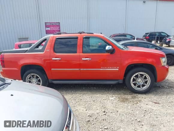 2009 Chevrolet Avalanche LTZ z VIN 3GNFK32059G229423, wystawiony jako IAAI lot #42510957 z przebiegiem 192 935 mil mil oraz . Historia ofert i sprzedaży dostępna na DreamBid. Obrazek 13.