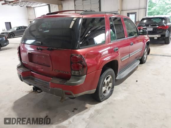 2002 Chevrolet TrailBlazer LS z VIN 1GNDS13S422292040, wystawiony jako IAAI lot #42213886 z przebiegiem 235 290 mil mil oraz . Historia ofert i sprzedaży dostępna na DreamBid. Obrazek 4.