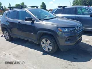 2022 Jeep Compass Latitude z VIN 3C4NJDBB2NT216810, wystawiony jako IAAI lot #43119543 z przebiegiem 46 451 mil mil oraz . Historia ofert i sprzedaży dostępna na DreamBid. Obrazek 1.