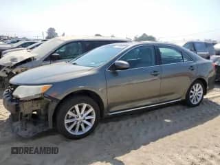 2014 Toyota Camry XLE z VIN 4T4BF1FK0ER369710, wystawiony jako Copart lot #71266685 z przebiegiem 88 689 mil mil oraz Szkoda całkowita • Salvage title. Historia ofert i sprzedaży dostępna na DreamBid. Obrazek 1.