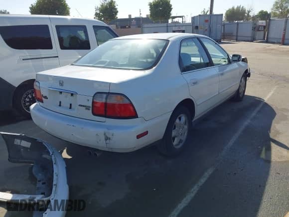 1996 Honda Accord EX z VIN 1HGCE6679TA020995, wystawiony jako IAAI lot #42204592 z przebiegiem 198 263 mil mil oraz . Historia ofert i sprzedaży dostępna na DreamBid. Obrazek 4.