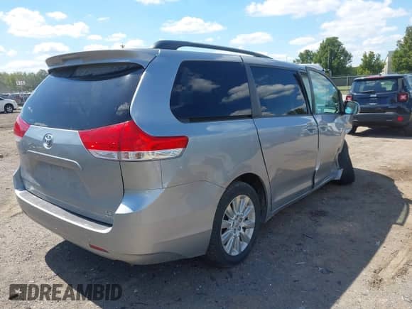 2014 Toyota Sienna LE z VIN 5TDJK3DC2ES092852, wystawiony jako IAAI lot #43026331 z przebiegiem 80 100 mil mil oraz . Historia ofert i sprzedaży dostępna na DreamBid. Obrazek 4.