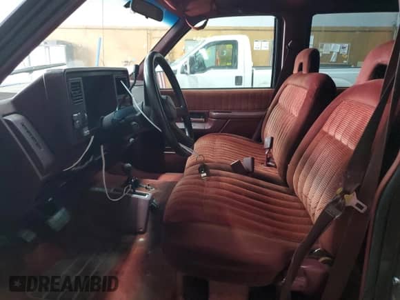 1994 Chevrolet Suburban z VIN 1GNFK16K5RJ382205, wystawiony jako Copart lot #77995064 z przebiegiem 294 600 mil mil oraz Czysty tytuł • Clean title. Historia ofert i sprzedaży dostępna na DreamBid. Obrazek 7.