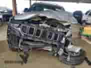 2025 Jeep Grand Cherokee Altitude z VIN 1C4RJGAGXSC320016, wystawiony jako Copart lot #62737295 z przebiegiem Nie podano mil oraz Szkoda całkowita • Salvage title. Historia ofert i sprzedaży dostępna na DreamBid. Obrazek 5.