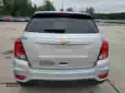 2022 Chevrolet Trax LS z VIN KL7CJKSM3NB544085, wystawiony jako Copart lot #68009885 z przebiegiem 65 581 mil mil oraz Szkoda całkowita • Salvage title. Historia ofert i sprzedaży dostępna na DreamBid. Obrazek 6.