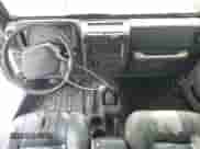 2000 Jeep Wrangler Sport z VIN 1J4FA49S7YP741858, wystawiony jako Copart lot #59058075 z przebiegiem 223 876 mil mil oraz Czysty tytuł • Clean title. Historia ofert i sprzedaży dostępna na DreamBid. Obrazek 8.