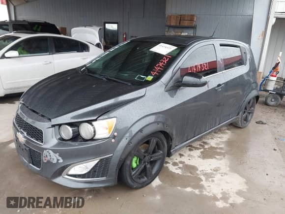 2013 Chevrolet Sonic RS z VIN 1G1JH6SB1D4172981, wystawiony jako IAAI lot #41474321 z przebiegiem 190 309 mil mil oraz . Historia ofert i sprzedaży dostępna na DreamBid. Obrazek 2.