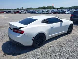2018 Chevrolet Camaro 2LT z VIN 1G1FD1RS7J0145717, wystawiony jako IAAI lot #43084762 z przebiegiem 120 000 mil mil oraz . Historia ofert i sprzedaży dostępna na DreamBid. Obrazek 4.