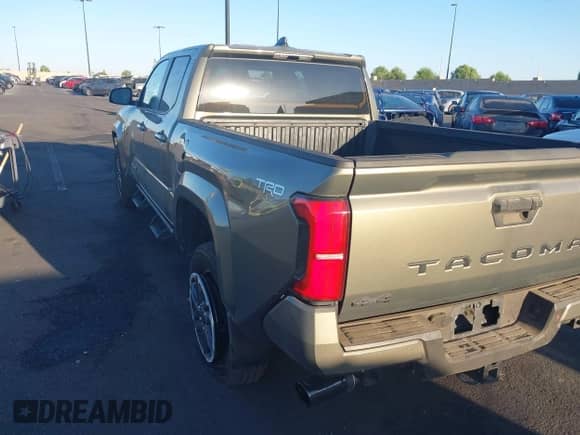 2024 Toyota Tacoma SR5 z VIN 3TMLB5JN9RM057547, wystawiony jako IAAI lot #42865640 z przebiegiem 28 049 mil mil oraz . Historia ofert i sprzedaży dostępna na DreamBid. Obrazek 3.