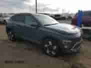 2024 Hyundai Kona SEL z VIN KM8HC3AB5RU052320, wystawiony jako Copart lot #78249704 z przebiegiem 13 386 mil mil oraz Czysty tytuł • Clean title. Historia ofert i sprzedaży dostępna na DreamBid. Obrazek 4.