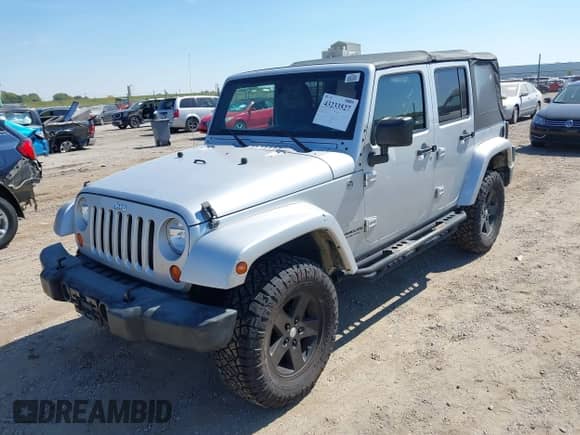 2007 Jeep Wrangler Unlimited Sahara z VIN 1J4GA591X7L101991, wystawiony jako IAAI lot #43233527 z przebiegiem 156 024 mil mil oraz . Historia ofert i sprzedaży dostępna na DreamBid. Obrazek 17.