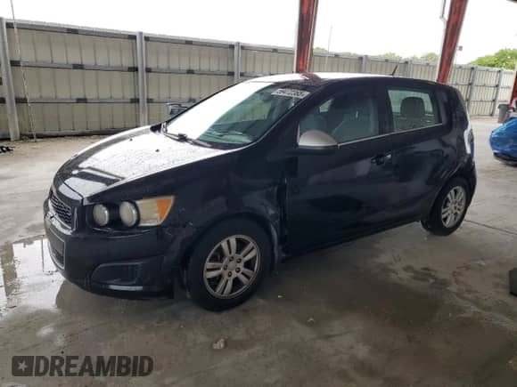2012 Chevrolet Sonic LT z VIN 1G1JC6SB5C4211729, wystawiony jako Copart lot #59472365 z przebiegiem 137 002 mil mil oraz Czysty tytuł • Clean title. Historia ofert i sprzedaży dostępna na DreamBid. Obrazek 1.
