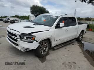 2021 Ram 1500 Laramie z VIN 1C6SRFJT1MN776132, wystawiony jako Copart lot #84828125 z przebiegiem 43 246 mil mil oraz Szkoda całkowita • Salvage title. Historia ofert i sprzedaży dostępna na DreamBid. Obrazek 1.