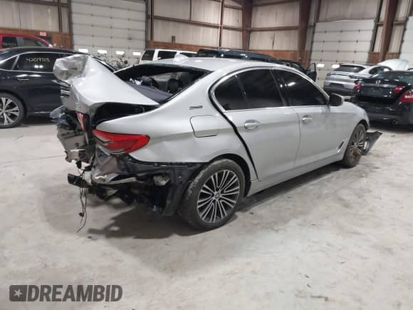 2019 BMW 5 Series 530e xDrive z VIN WBAJB1C59KB376289, wystawiony jako IAAI lot #42011352 z przebiegiem 63 019 mil mil oraz . Historia ofert i sprzedaży dostępna na DreamBid. Obrazek 4.