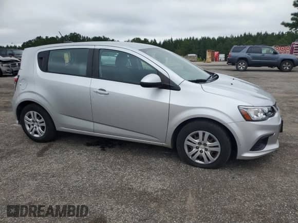 2020 Chevrolet Sonic LT z VIN 1G1JG6SB6L4131361, wystawiony jako Copart lot #70082085 z przebiegiem 49 084 mil mil oraz Czysty tytuł • Clean title. Historia ofert i sprzedaży dostępna na DreamBid. Obrazek 4.