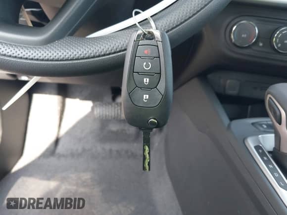 2025 Chevrolet Trax LS z VIN KL77LFEP2SC298743, wystawiony jako IAAI lot #42981519 z przebiegiem 1 047 mil mil oraz . Historia ofert i sprzedaży dostępna na DreamBid. Obrazek 11.
