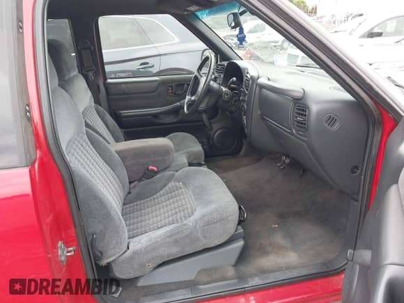 1998 Chevrolet S-10 LS z VIN 1GCCS1947WK225080, wystawiony jako IAAI lot #43041239 z przebiegiem 172 825 mil mil oraz . Historia ofert i sprzedaży dostępna na DreamBid. Obrazek 5.