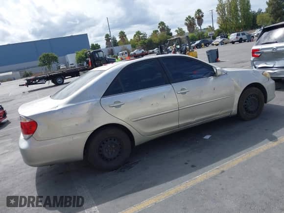 2006 Toyota Camry STD z VIN 4T1BE32K16U156037, wystawiony jako IAAI lot #43193359 z przebiegiem 187 400 mil mil oraz . Historia ofert i sprzedaży dostępna na DreamBid. Obrazek 4.