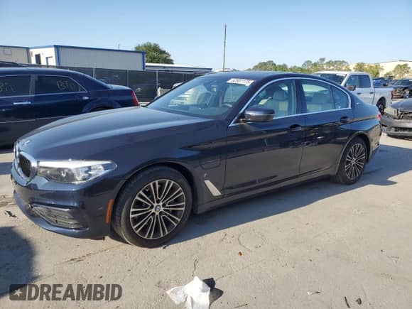 2019 BMW 5 Series 530e xDrive z VIN WBAJB1C51KB376996, wystawiony jako Copart lot #52581175 z przebiegiem 42 369 mil mil oraz Szkoda całkowita • Salvage title. Historia ofert i sprzedaży dostępna na DreamBid. Obrazek 1.