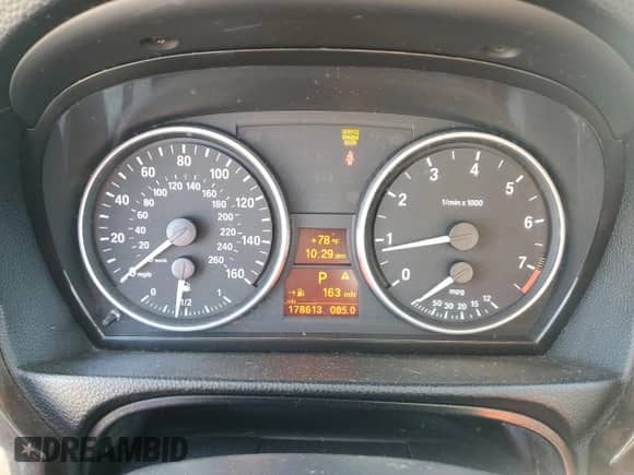 2007 BMW 3 Series 328xi z VIN WBAVC73557KP33136, wystawiony jako Copart lot #85649935 z przebiegiem 178 613 mil mil oraz Czysty tytuł • Clean title. Historia ofert i sprzedaży dostępna na DreamBid. Obrazek 9.