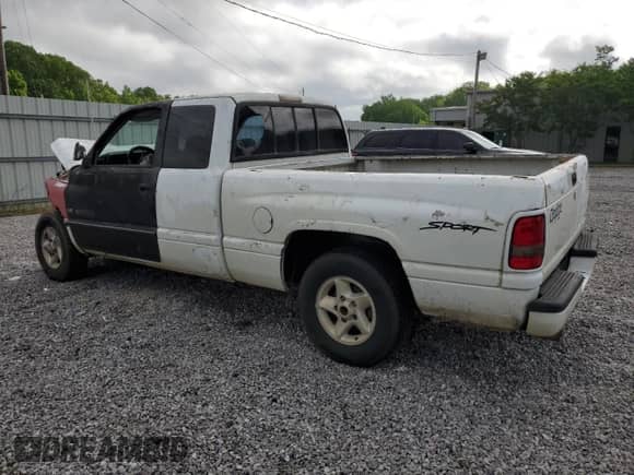 1997 Dodge 1500 z VIN 1B7HC13Z8VJ553345, wystawiony jako Copart lot #56321445 z przebiegiem 421 549 mil mil oraz Szkoda całkowita • Salvage title. Historia ofert i sprzedaży dostępna na DreamBid. Obrazek 2.