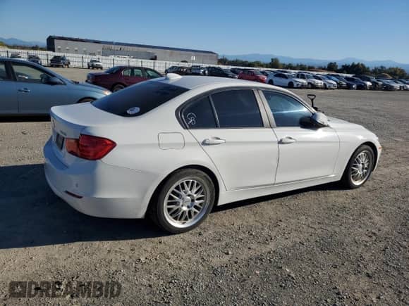 2015 BMW 3 Series 328i xDrive z VIN WBA3B3G56FNT18546, wystawiony jako Copart lot #82230405 z przebiegiem 204 703 mil mil oraz Szkoda całkowita • Salvage title. Historia ofert i sprzedaży dostępna na DreamBid. Obrazek 3.
