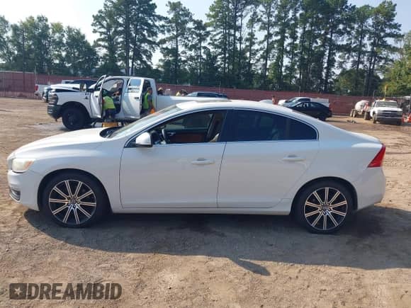 2014 Volvo S60 T6 with VIN YV1902FH3E2274346, listed as a IAAI auction lot 43229130 with 168,321 mi miles and . Bid and sale history available at DreamBid. Image 14.