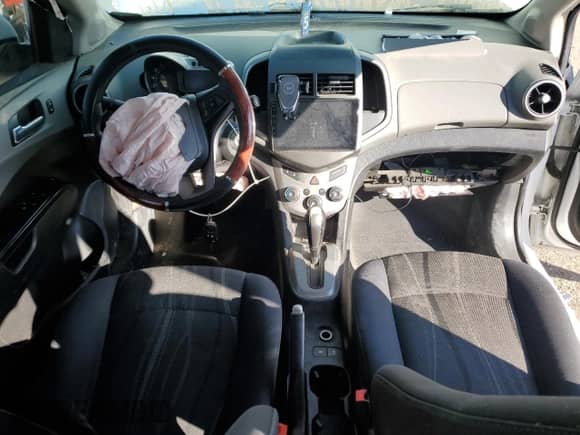 2015 Chevrolet Sonic LT z VIN 1G1JC5SG8F4203506, wystawiony jako Copart lot #86808285 z przebiegiem 159 016 mil mil oraz Szkoda całkowita • Salvage title. Historia ofert i sprzedaży dostępna na DreamBid. Obrazek 8.