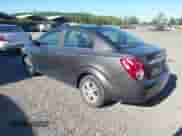 2013 Chevrolet Sonic LT z VIN 1G1JC5SH8D4206864, wystawiony jako IAAI lot #43242983 z przebiegiem 134 554 mil mil oraz . Historia ofert i sprzedaży dostępna na DreamBid. Obrazek 3.
