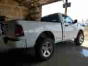 2019 Ram 1500 Express z VIN 3C6JR6AG6KG675995, wystawiony jako Copart lot #56966444 z przebiegiem 97 743 mil mil oraz Szkoda całkowita • Salvage title. Historia ofert i sprzedaży dostępna na DreamBid. Obrazek 3.