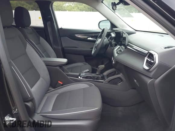 2025 Chevrolet TrailBlazer LS with VIN KL79MNSL3SB099210, listed as a IAAI auction lot 42370459 with 8,271 mi miles and . Bid and sale history available at DreamBid. Image 5.