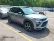 2023 Chevrolet TrailBlazer RS z VIN KL79MUSL8PB127178, wystawiony jako IAAI lot #42447450 z przebiegiem 37 745 mil mil oraz . Historia ofert i sprzedaży dostępna na DreamBid. Obrazek 1.