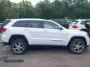 2021 Jeep Grand Cherokee 80th Anniversary z VIN 1C4RJFBG7MC704783, wystawiony jako IAAI lot #42716282 z przebiegiem 50 660 mil mil oraz . Historia ofert i sprzedaży dostępna na DreamBid. Obrazek 13.
