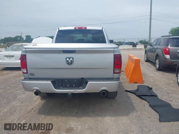 2014 Ram 1500 Express z VIN 1C6RR6KT7ES331880, wystawiony jako IAAI lot #42697649 z przebiegiem 127 021 mil mil oraz . Historia ofert i sprzedaży dostępna na DreamBid. Obrazek 16.