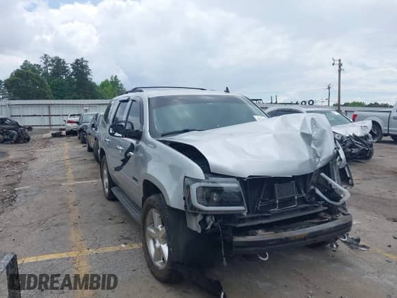 2013 Chevrolet Tahoe LTZ z VIN 1GNSKCE02DR376348, wystawiony jako IAAI lot #42230906 z przebiegiem 203 285 mil mil oraz . Historia ofert i sprzedaży dostępna na DreamBid. Obrazek 1.