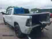 2020 Ram 1500 Big Horn z VIN 1C6SRFFT1LN165282, wystawiony jako IAAI lot #43081456 z przebiegiem 91 982 mil mil oraz . Historia ofert i sprzedaży dostępna na DreamBid. Obrazek 3.