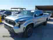 2024 Toyota Tacoma SR5 z VIN 3TMLB5JN5RM039515, wystawiony jako IAAI lot #42416031 z przebiegiem 10 900 mil mil oraz . Historia ofert i sprzedaży dostępna na DreamBid. Obrazek 2.