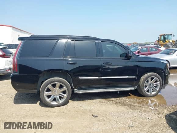 2017 Cadillac Escalade Luxury z VIN 1GYS3BKJ4HR354882, wystawiony jako IAAI lot #41920813 z przebiegiem 122 982 mil mil oraz . Historia ofert i sprzedaży dostępna na DreamBid. Obrazek 13.