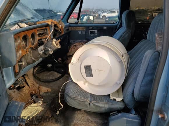 1990 Chevrolet Suburban с VIN 1GNGV26K8LF160480, выставлен на аукционе Copart как лот 83665974 с пробегом 246 841 миль миль и Чистый • Clean title. История ставок и продаж доступна на DreamBid. Изображение 7.