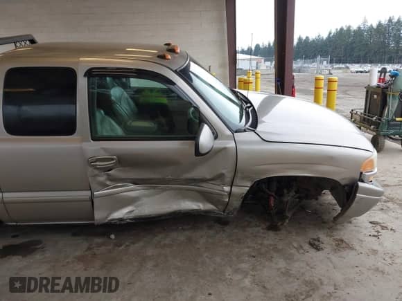 2002 GMC Sierra 1500 Denali z VIN 2GTFK69U421321155, wystawiony jako IAAI lot #41636514 z przebiegiem 171 955 mil mil oraz . Historia ofert i sprzedaży dostępna na DreamBid. Obrazek 6.