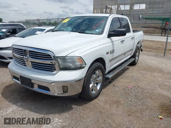 2013 Ram 1500 Big Horn z VIN 1C6RR7LT9DS557552, wystawiony jako IAAI lot #42472680 z przebiegiem 240 011 mil mil oraz . Historia ofert i sprzedaży dostępna na DreamBid. Obrazek 17.