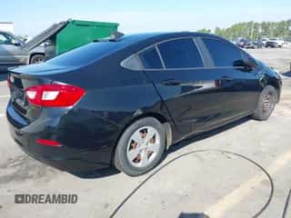 2017 Chevrolet Cruze LS z VIN 1G1BC5SM6H7132477, wystawiony jako IAAI lot #43307264 z przebiegiem 101 426 mil mil oraz . Historia ofert i sprzedaży dostępna na DreamBid. Obrazek 4.