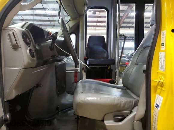 2019 Ford Econoline Cargo с VIN 1FDFE4FS5KDC46030, выставлен на аукционе Copart как лот 81518455 с пробегом 131 491 миль миль и Чистый • Clean title. История ставок и продаж доступна на DreamBid. Изображение 7.