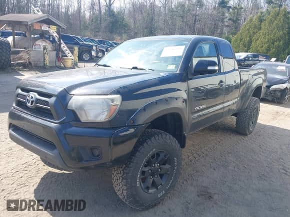 2014 Toyota Tacoma z VIN 5TFUX4EN3EX024316, wystawiony jako IAAI lot #42116455 z przebiegiem 185 415 mil mil oraz . Historia ofert i sprzedaży dostępna na DreamBid. Obrazek 17.